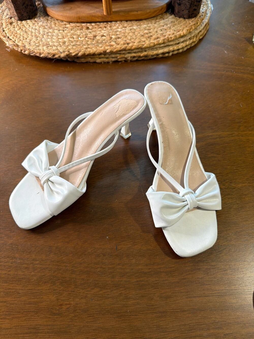 White bowfront square toe sandals with kitten heel 39| 8. 580.